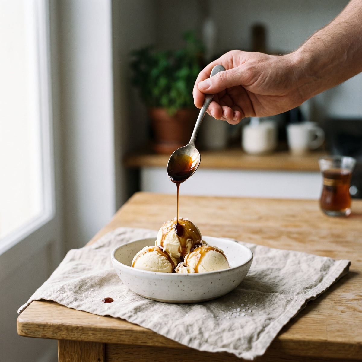 Glace vanille, sirop et fleur de sel